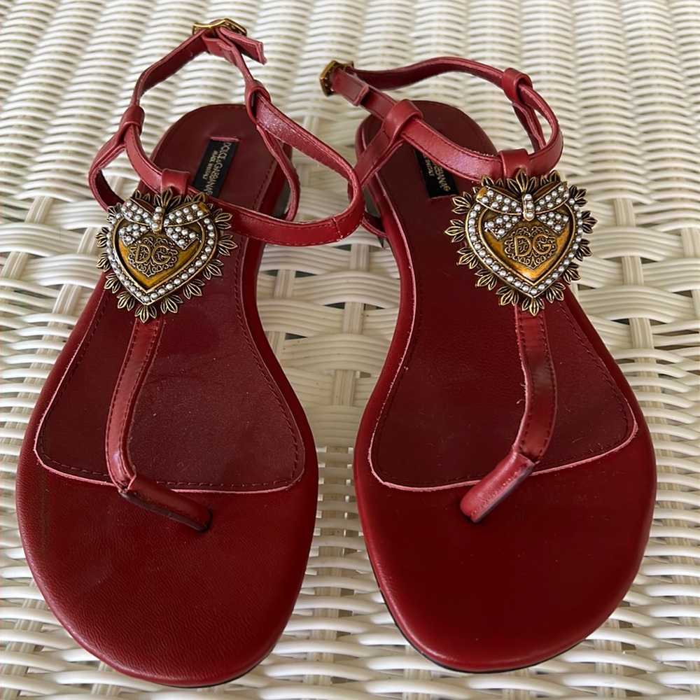 DOLCE & GABBANA
LEATHER DG AMORE THONG SANDALS Red